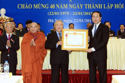 越南公安部长陈大光向越柬友好协会代表颁发国家三级劳动勋章